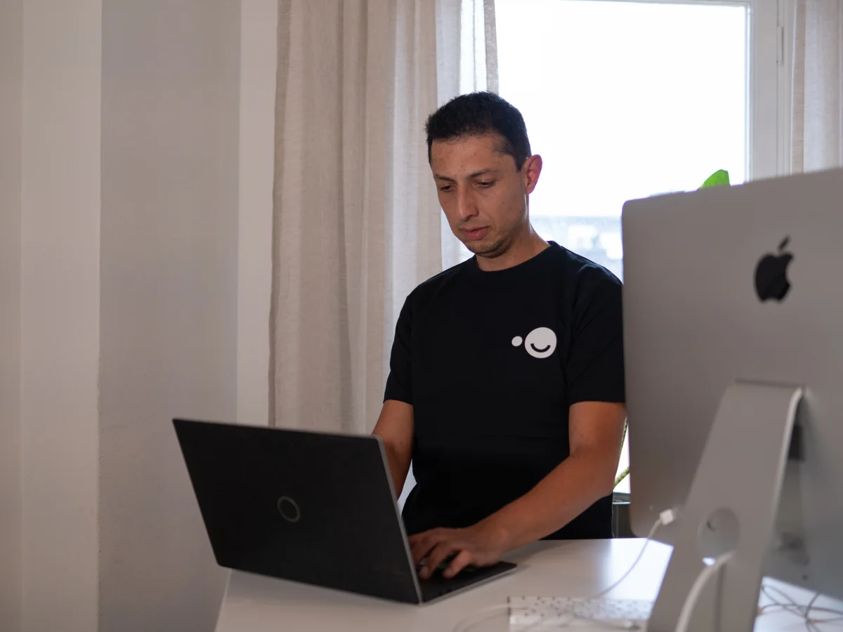 TechBuddy-tekniker hjälper till med distanssupport
